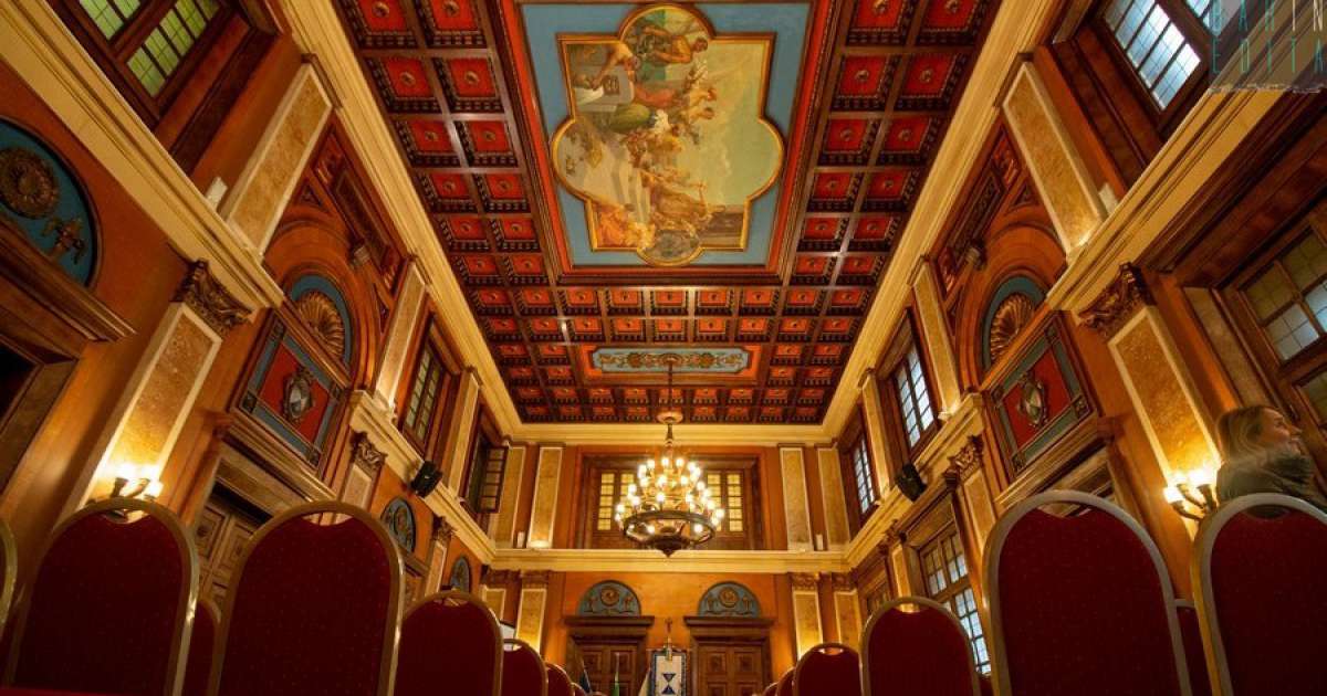 Sfarzoso, imponente, panoramico e simbolico: � il Palazzo della Provincia di Bari